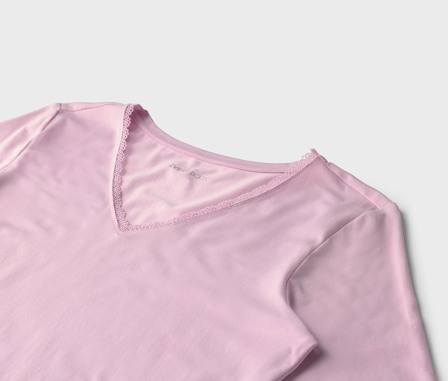 Vue détaillée d'un t-shirt à manches longues rose clair avec un col en V orné de dentelle.