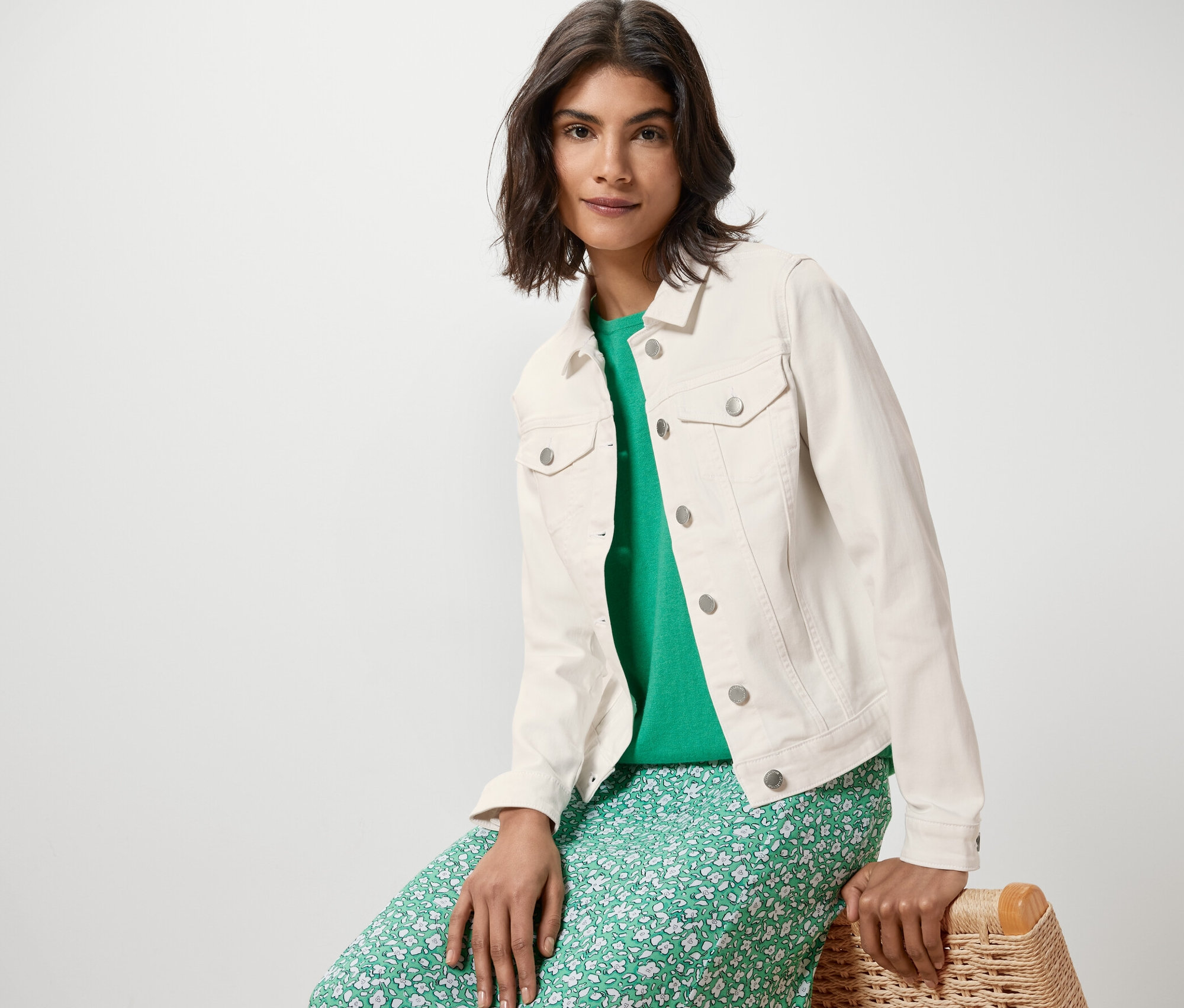 Femme assise portant une veste en jean.