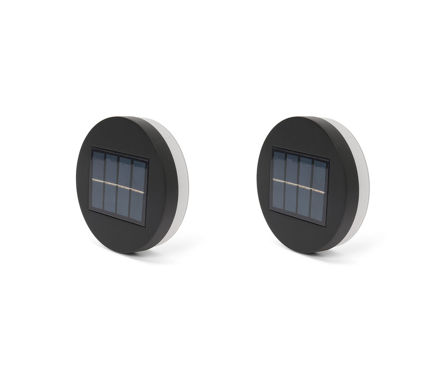 Deux lampes solaires murales et d’escalier sur fond blanc.