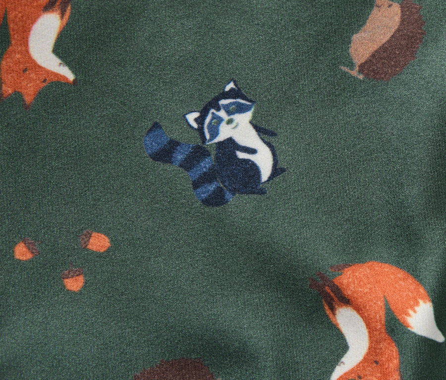 Motif de cagoule réversible pour enfant avec renards, ratons laveurs, hérissons et glands sur fond vert.