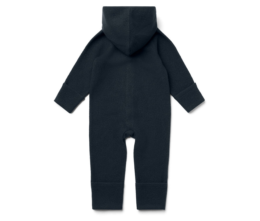 Une combinaison bleu marine avec capuche est allongée sur un fond blanc.