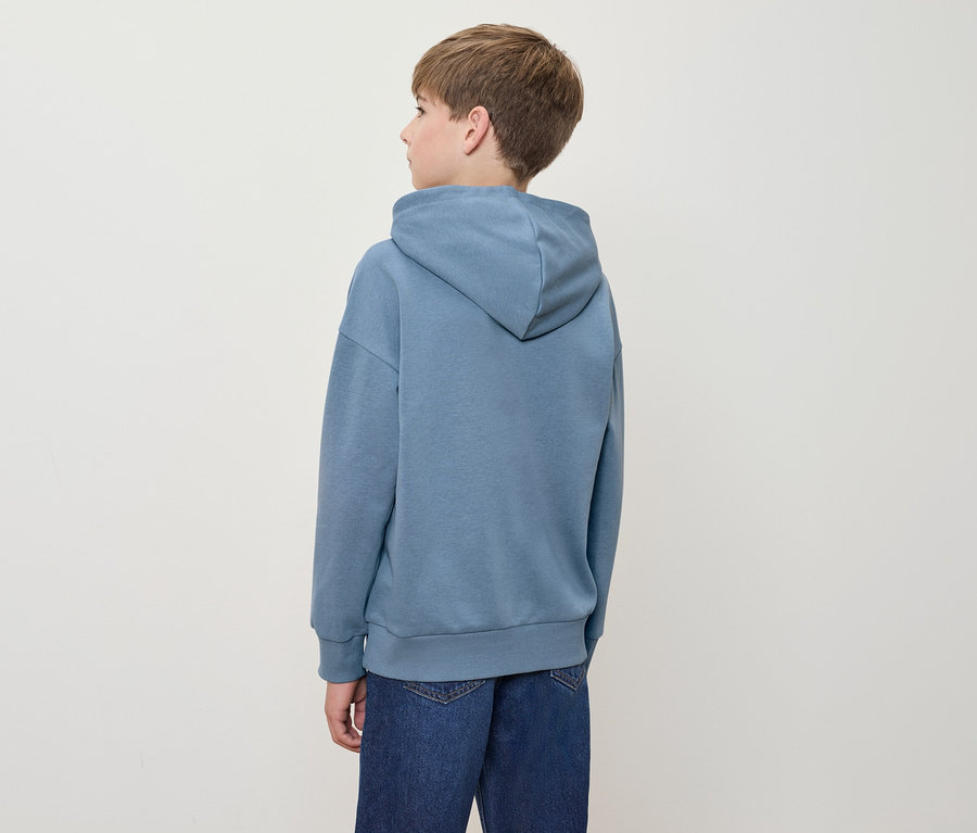 Garçon portant un sweat à capuche bleu, dos à la caméra.