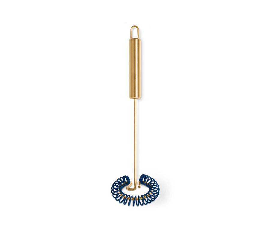 Fouet professionnel doré avec extrémité spiralée bleue sur fond blanc.