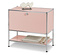 Armoire rose avec cadre chromé et couverture beige sur l'étagère inférieure.