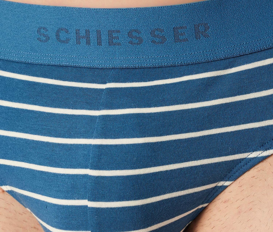 Gros plan d'un slip pour homme Schiesser bleu avec des rayures horizontales blanches.