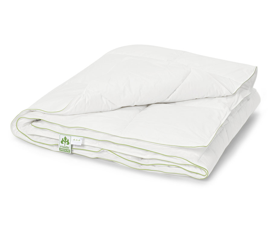 Couette blanche pliée et matelassée avec bordure vert clair.