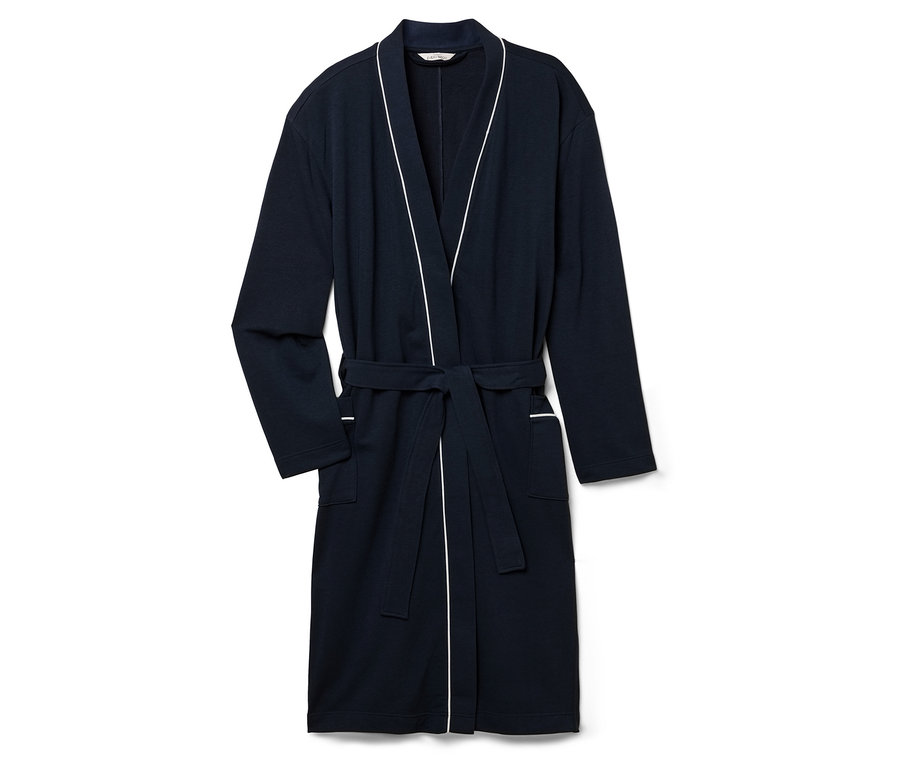 Un peignoir bleu marine avec une bordure blanche et une ceinture à nouer sur fond blanc.