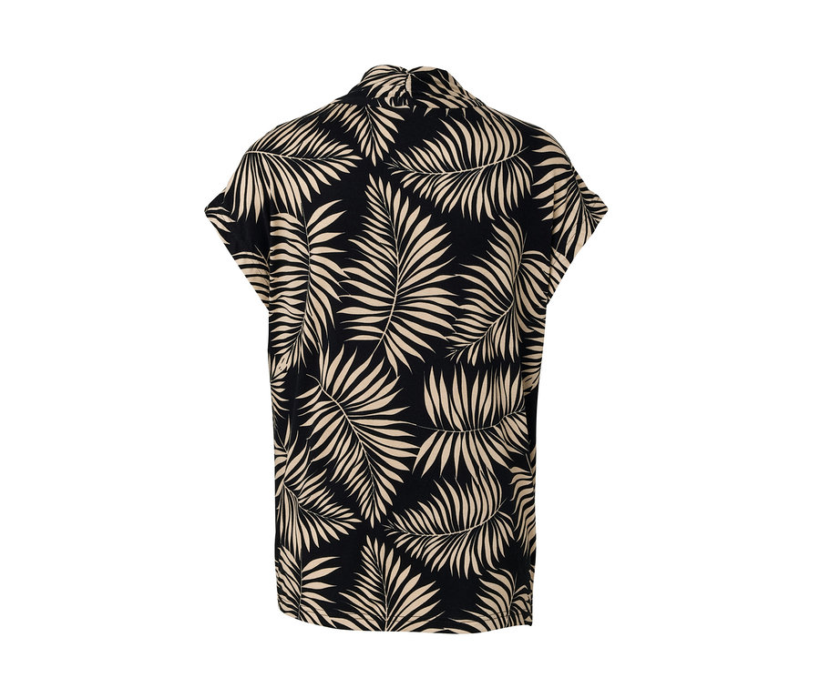 Gros plan sur une blouse imprimée avec encolure en V.