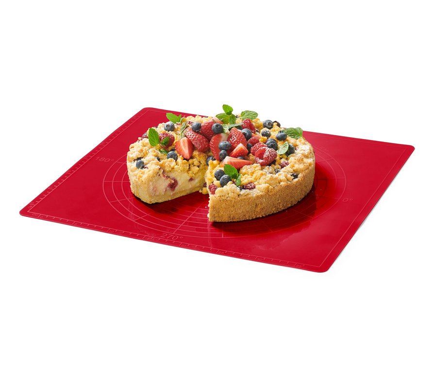 Un gâteau aux fruits sur un tapis de cuisson réutilisable rouge.