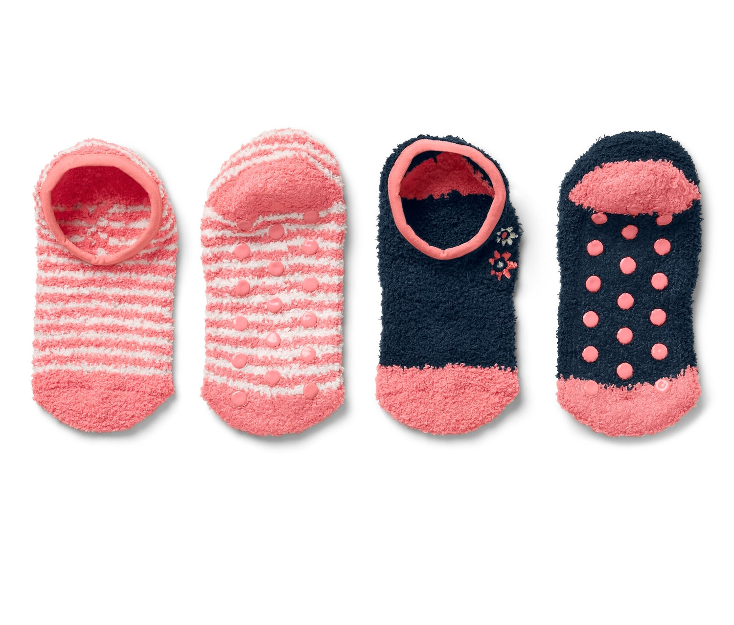 Deux paires de chaussettes d'intérieur de différentes couleurs et motifs.