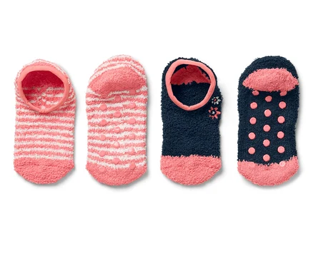Deux paires de chaussettes d'intérieur de différentes couleurs et motifs.