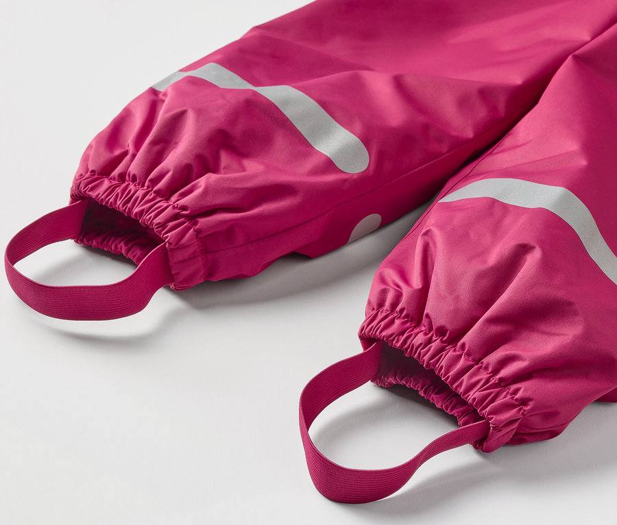 Détail d'un pantalon de pluie thermique pour enfant, baie.