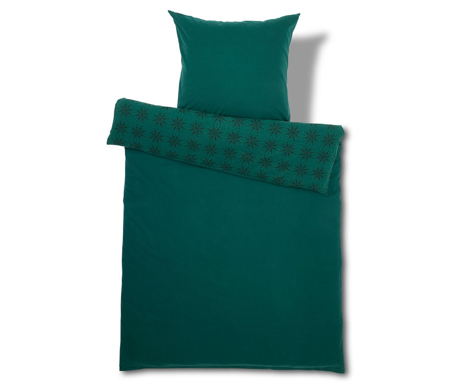 Linge de lit vert avec oreiller et couette.