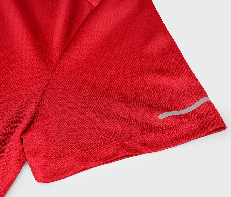Gros plan sur un t-shirt de sport rouge à manches courtes avec une bande réfléchissante.