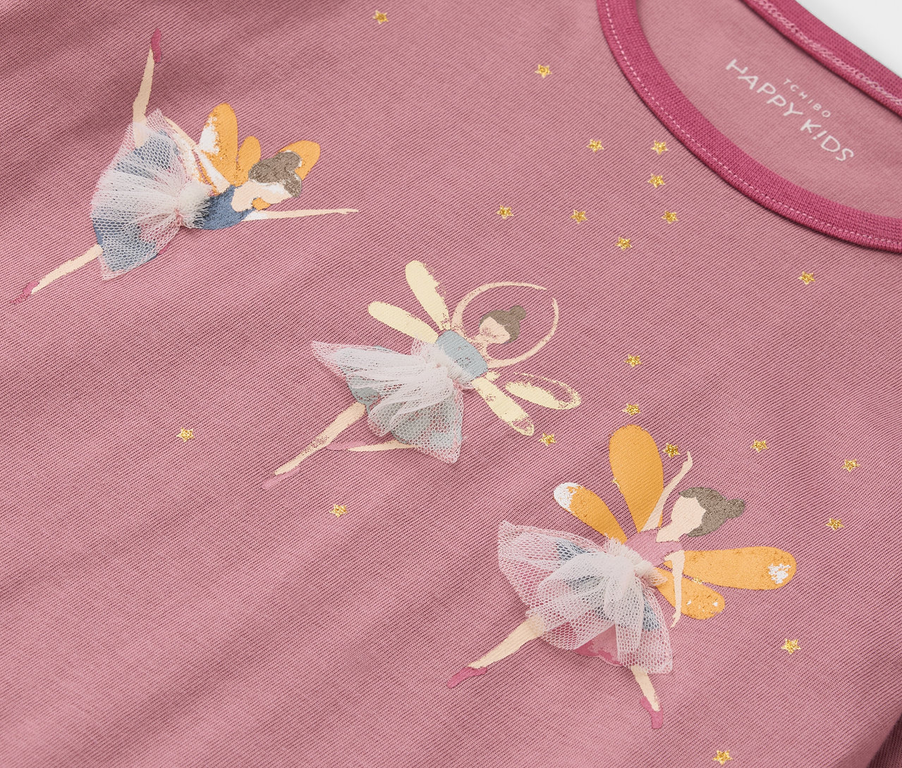 Détail d'un T-shirt rose avec des fées ballerines avec des ailes et du tulle