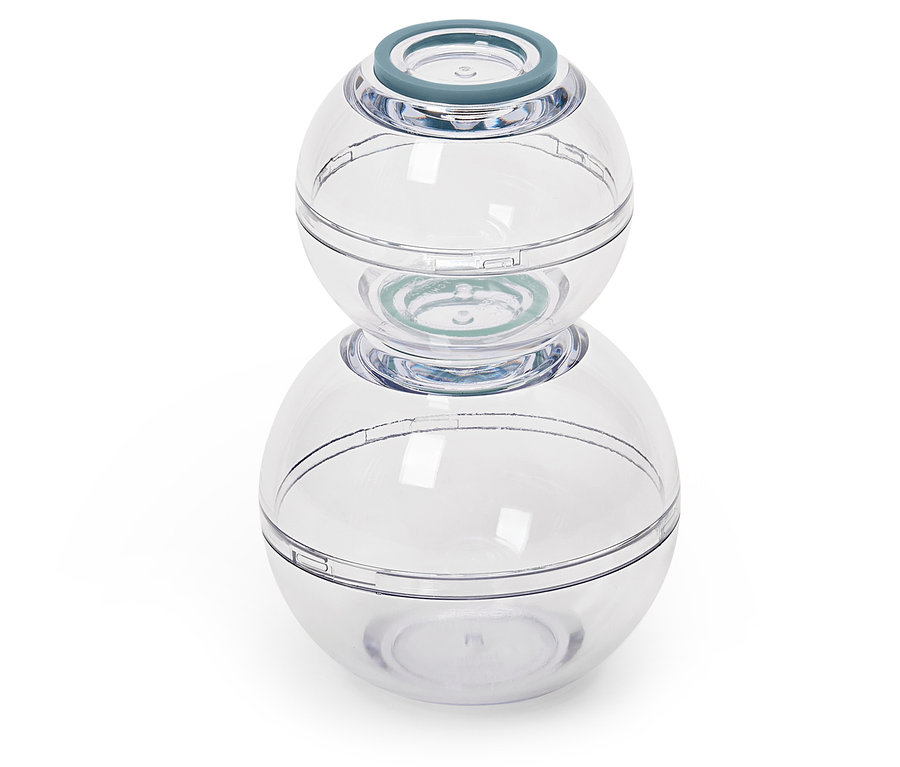 Deux boules transparentes empilées l'une sur l'autre.