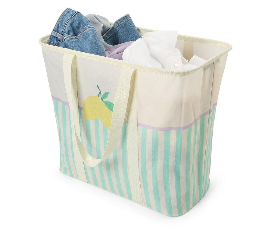 Un panier à linge ouvert en tissu rempli de vêtements.