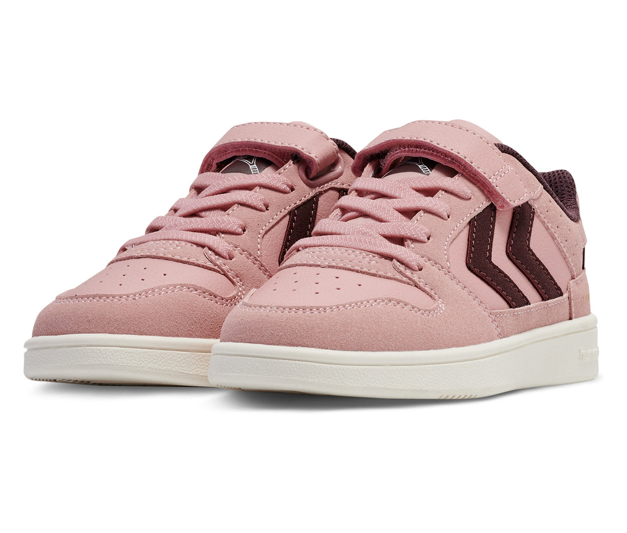 Deux baskets roses HUMMEL ST Power play SP Jr avec des détails marron et des semelles blanches.