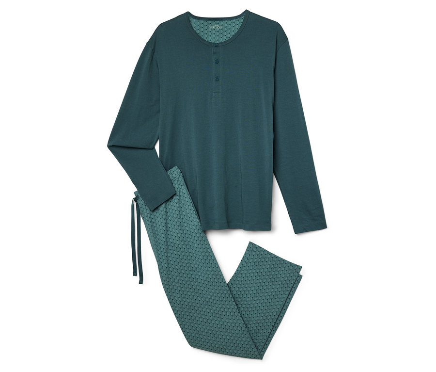 Un pyjama vert à manches longues et un pantalon à motifs sont posés sur un fond blanc.