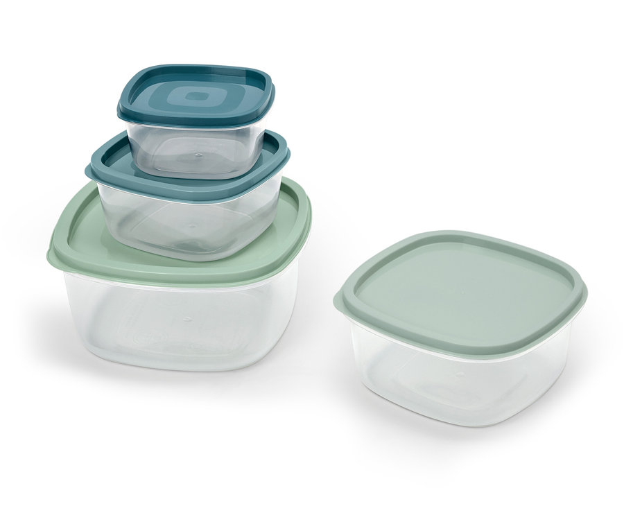 Quatre récipients en plastique transparent avec couvercles. Trois récipients avec des couvercles bleus sont empilés, un récipient avec un couvercle vert est à côté.