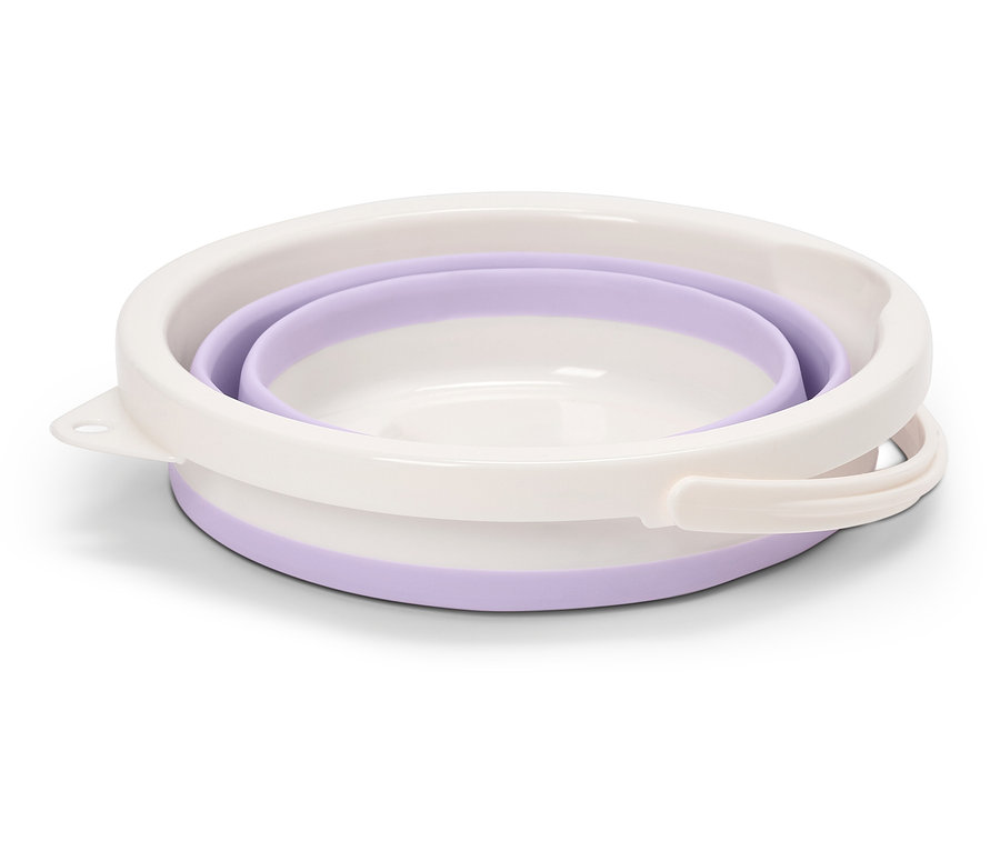 Un seau pliable replié en blanc et violet.