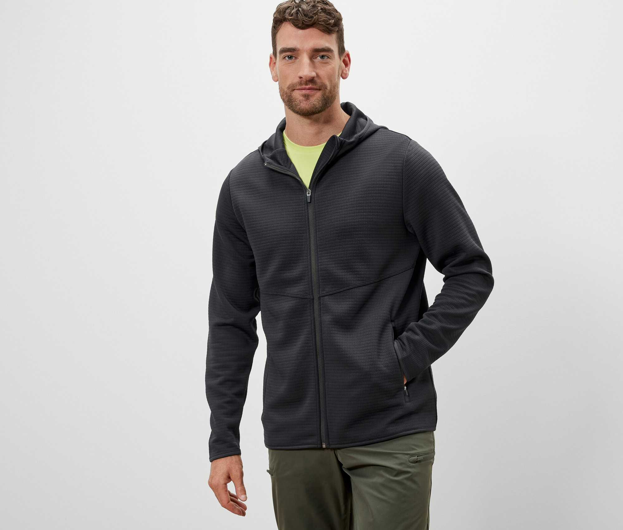 Un homme portant une veste fonctionnelle anthracite.