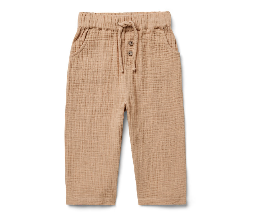 Un pantalon en mousseline marron clair pour enfant avec des boutons et un cordon de serrage à la taille.