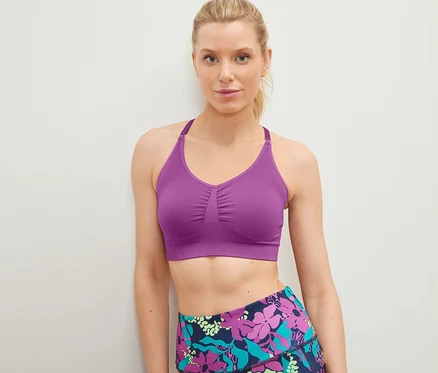 Femme posant en brassière de sport Seamless.