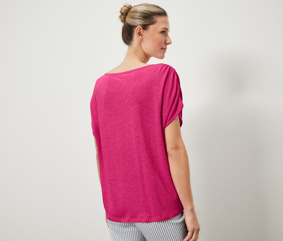 Femme portant un t-shirt en lin mélangé et un pantalon rayé.