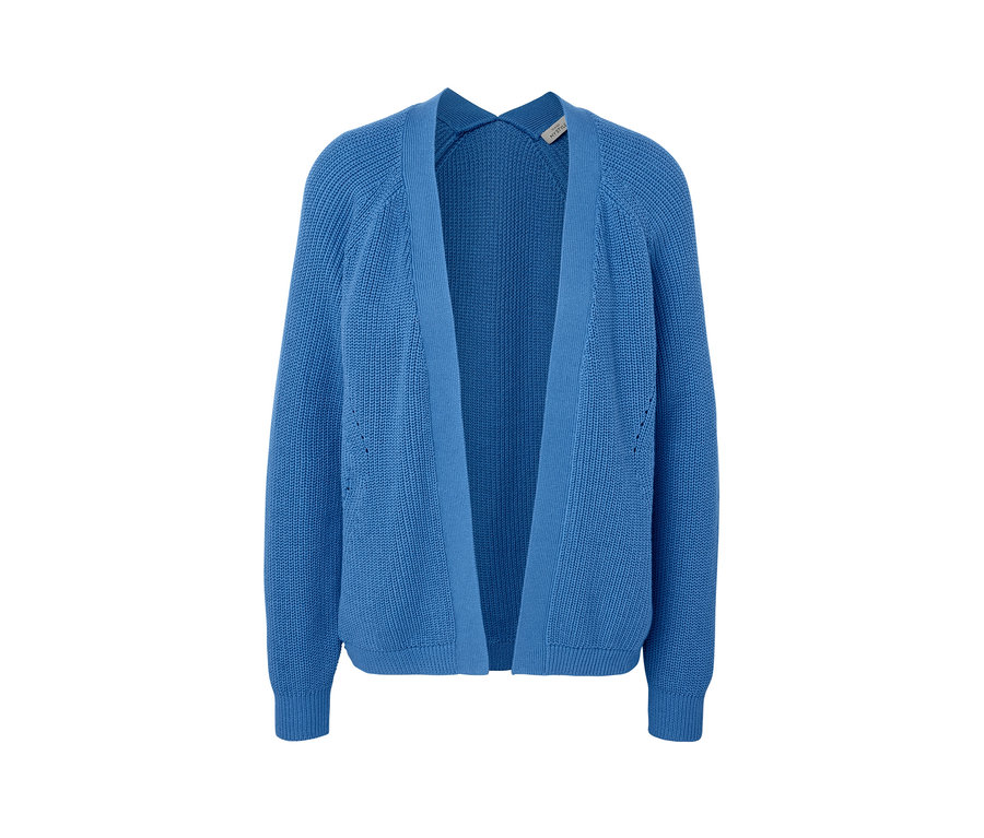 Un cardigan ouvert bleu sur fond blanc.