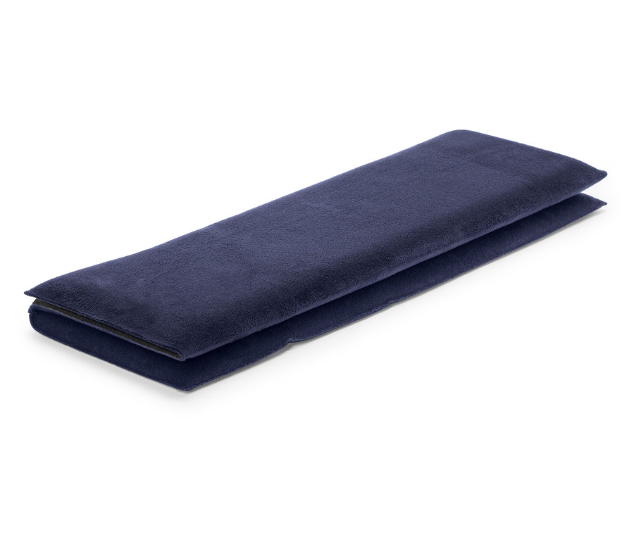 Un coussin rectangulaire bleu foncé plié sur un fond blanc.
