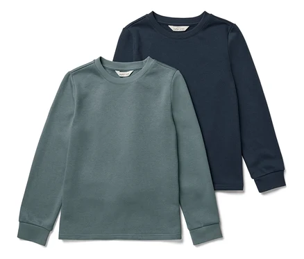 Deux sweatshirts pour enfants avec intérieur gratté, bleu et sauge, sont posés l'un à côté de l'autre.