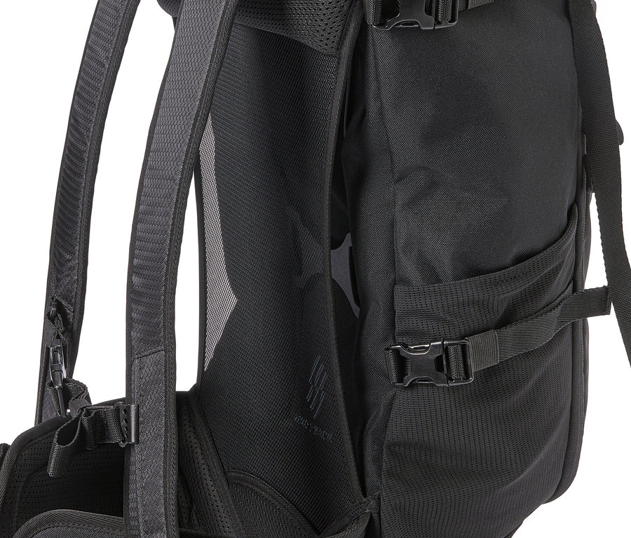 Gros plan d'un sac à dos noir avec des sangles et des boucles.