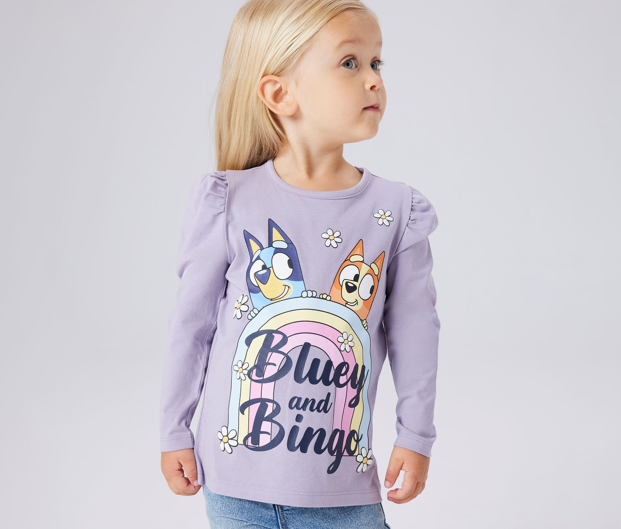 Fillette portant un t-shirt à manches longues NAME IT « BLUEY » avec un imprimé Bluey et Bingo.