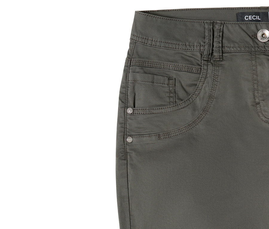 Gros plan sur le pantalon CECIL «
Scarlett » vert olive avec poches et bouton.