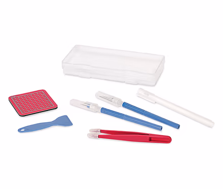 Un ensemble d'artisanat avec un tapis de découpe, un grattoir, une pince à épiler, un cutter et une boîte de rangement sur fond blanc.