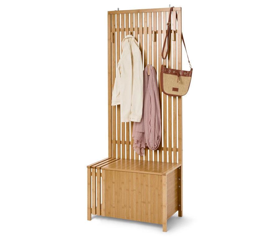 Porte-manteau en bambou avec banc, avec une veste, une écharpe et un sac suspendus.