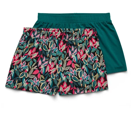 Deux shorts sont superposés, l'un avec un motif floral, l'autre de couleur unie verte.