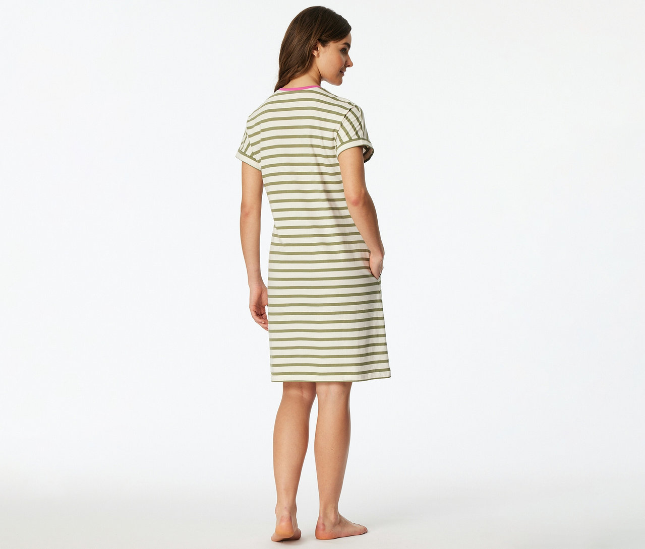 Une femme est de dos, vêtue d'une chemise de nuit SCHIESSER rayée beige et vert olive avec un col rose.