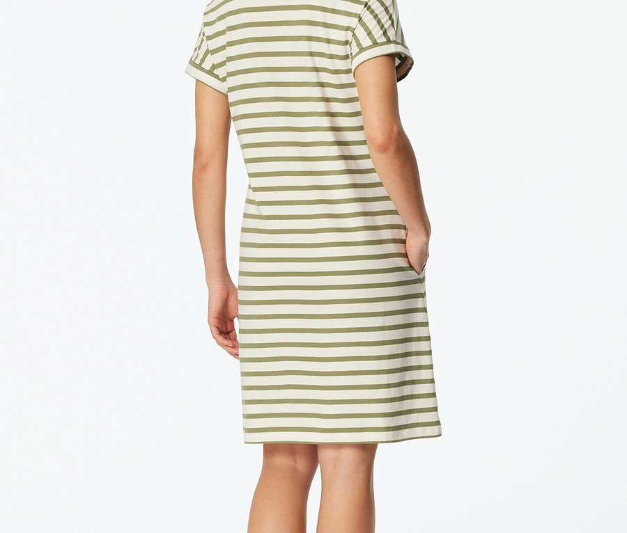 Vue arrière d'une femme portant une robe t-shirt rayée verte et beige.