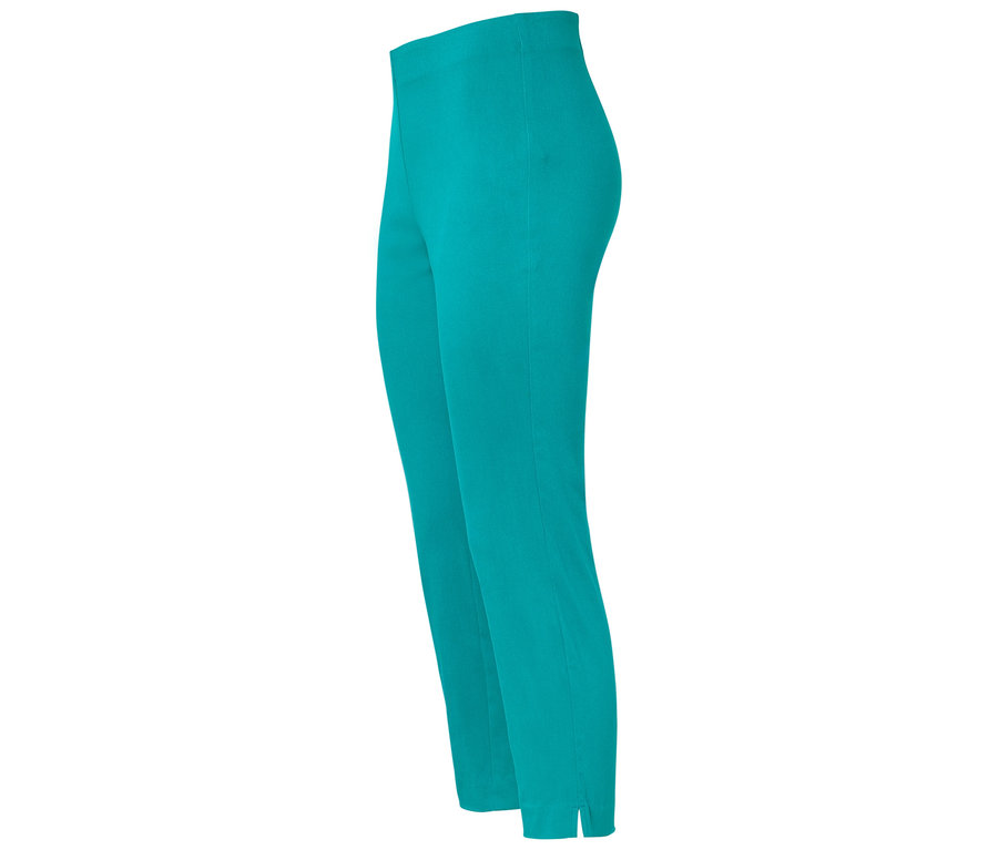 Gros plan sur un pantalon turquoise avec une jambe fuselée et une petite fente à la cheville.