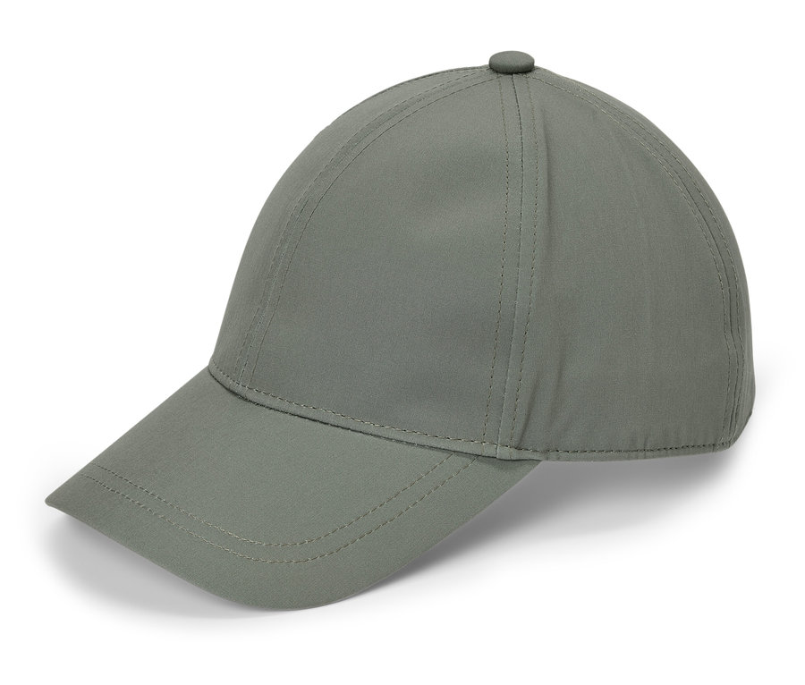 Une casquette de baseball grise est posée sur un fond blanc.