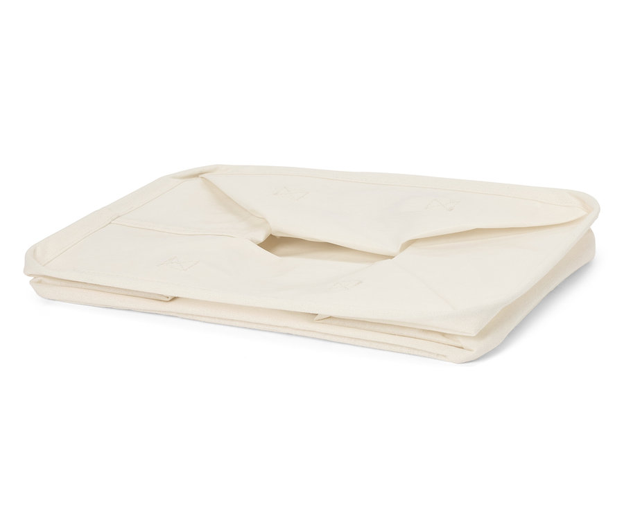Panier de rangement plié, carré, beige clair avec un motif subtil.