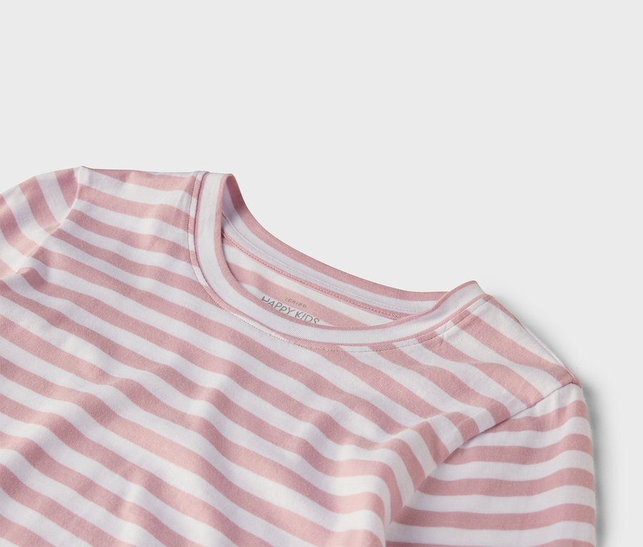 Gros plan d'un t-shirt rayé rose et blanc.