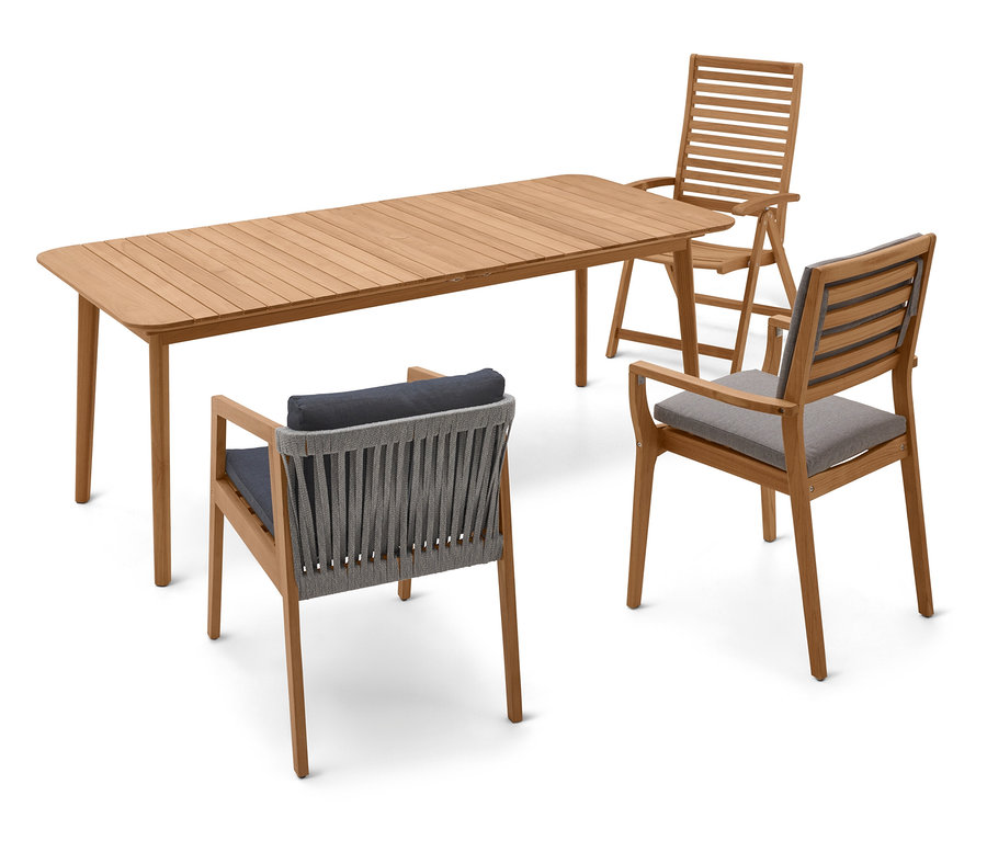 Une table en teck avec trois chaises se dresse sur un fond blanc.