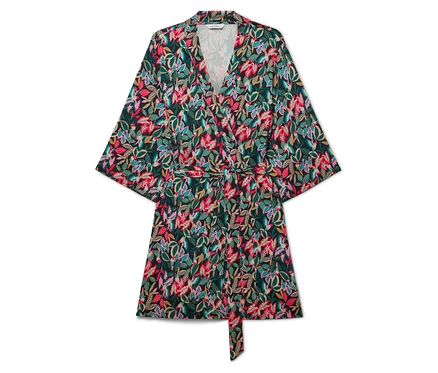Une robe de chambre noire avec un motif de feuilles colorées et une ceinture à nouer sur un fond blanc.