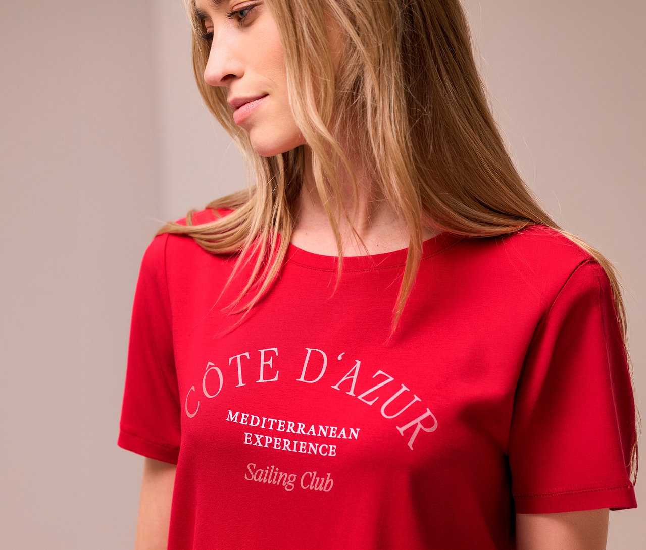 Femme portant un t-shirt rouge Street One avec l'inscription "Côte d'Azur".