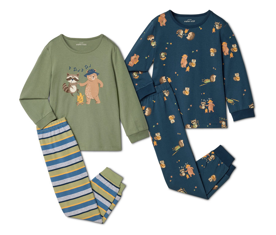 Deux pyjamas Happy Kids : un ensemble vert olive avec un motif d’ours et de raton laveur, un ensemble bleu avec des motifs d’animaux.