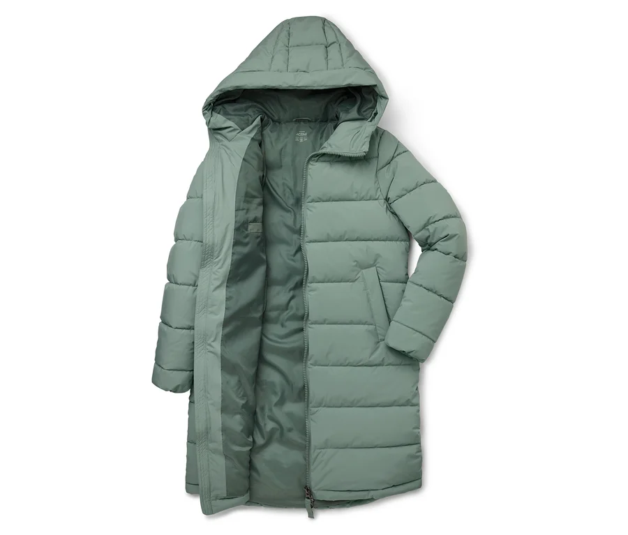 Doudoune longue ouverte vert clair avec capuche posée sur un fond blanc.