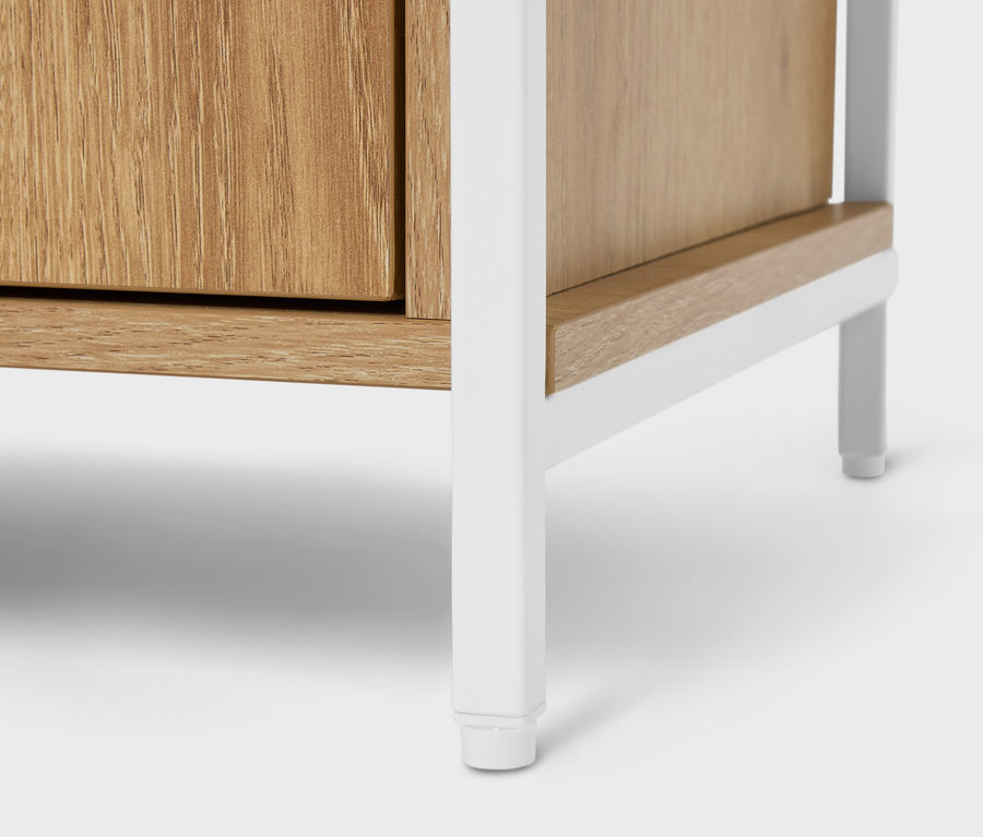 Gros plan d'une armoire en bois avec un cadre en métal blanc.